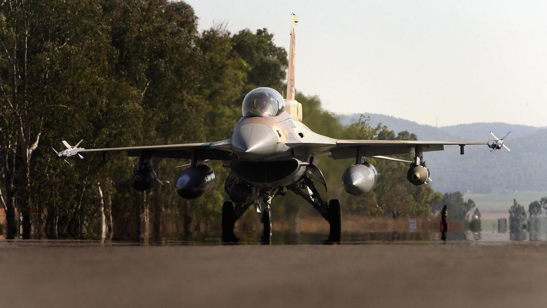 Израильский военный самолет F16