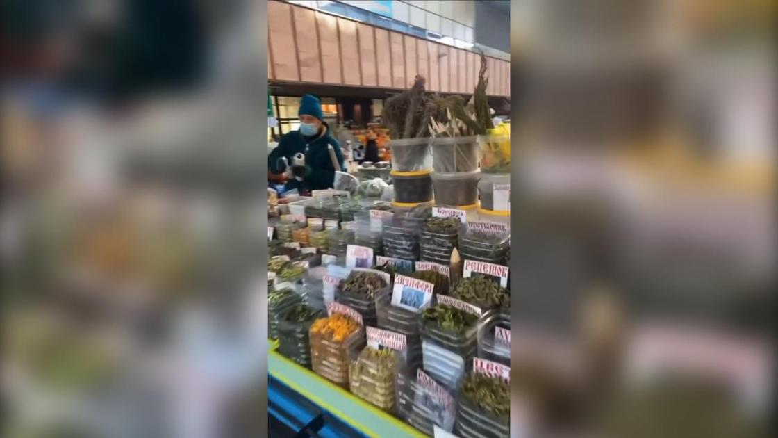 Один из прилавков на Зеленом базаре Один из прилавков на Зеленом базаре