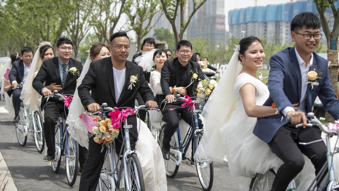 Молодожены на велосипедах в Китае