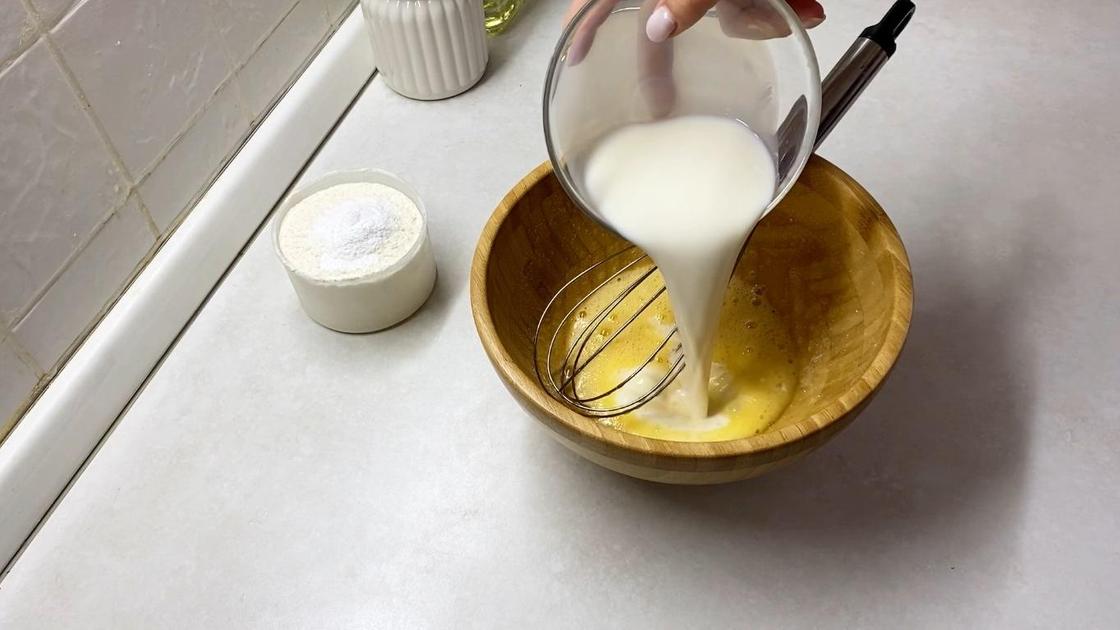 Добавление молока к взбитым яйцам