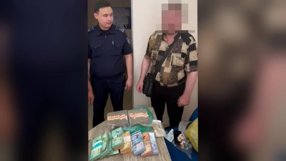 Житель Темиртау снял деньги в банке