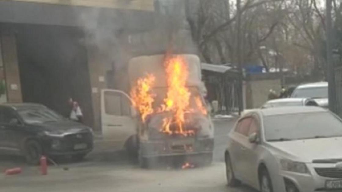 Автомобиль горит на улице в Алматы