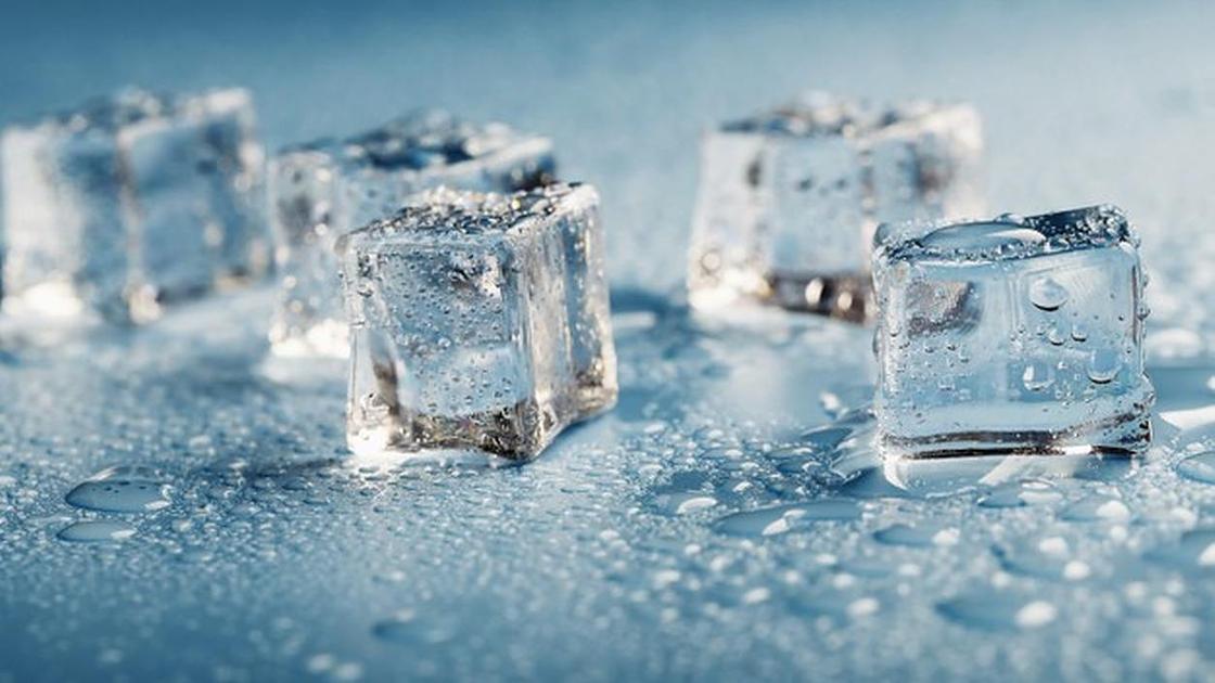 Вода и кубики льда