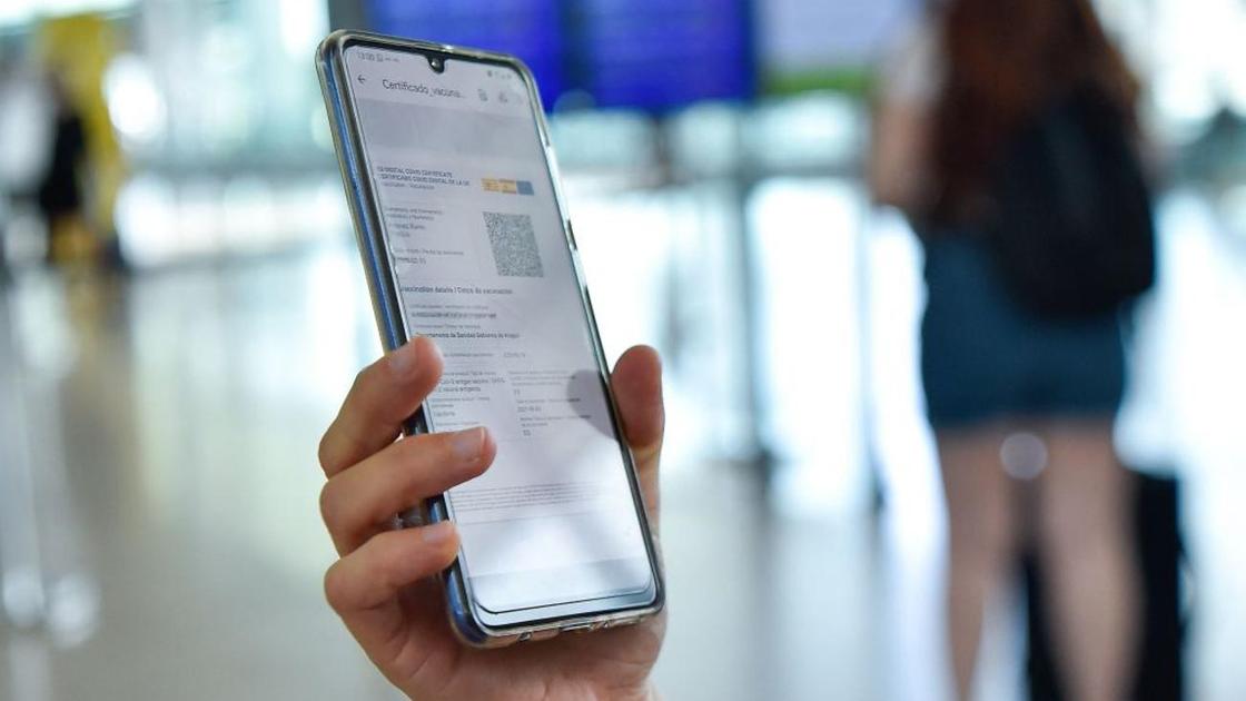 Девушка держит в руке смартфон