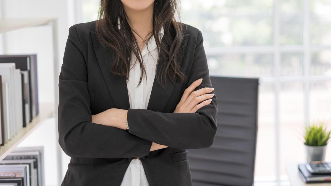 Женщина в деловом костюме