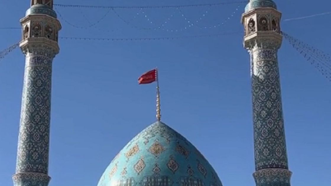Красный флаг мести подняли над мечетью в Иране