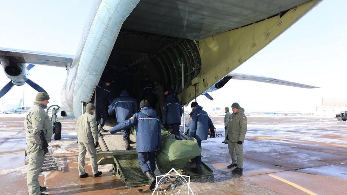Спасатели загружают в самолет гумпомощь для Сирии