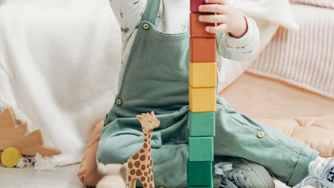 Ребенок собирает кубики