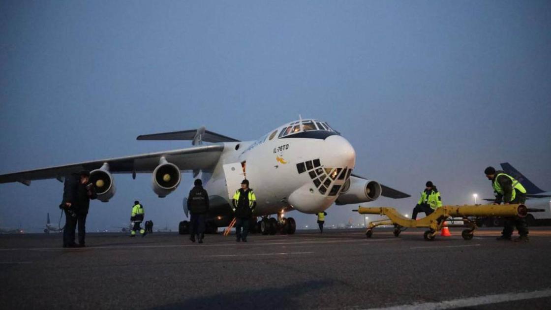 Самолет со спасателями из Казахстана