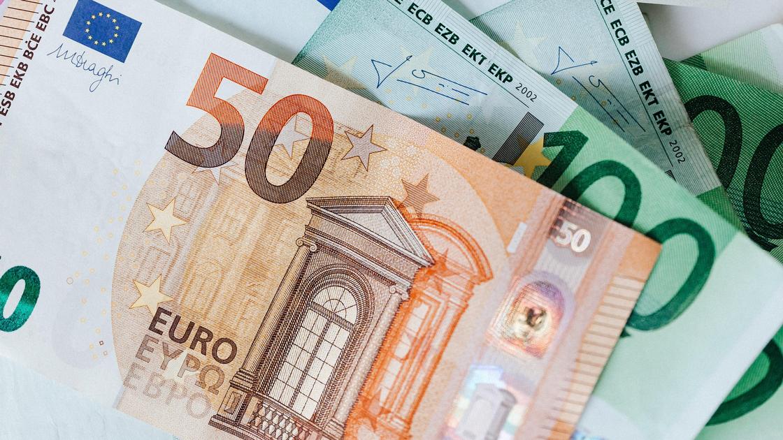 Евро лежат на столе