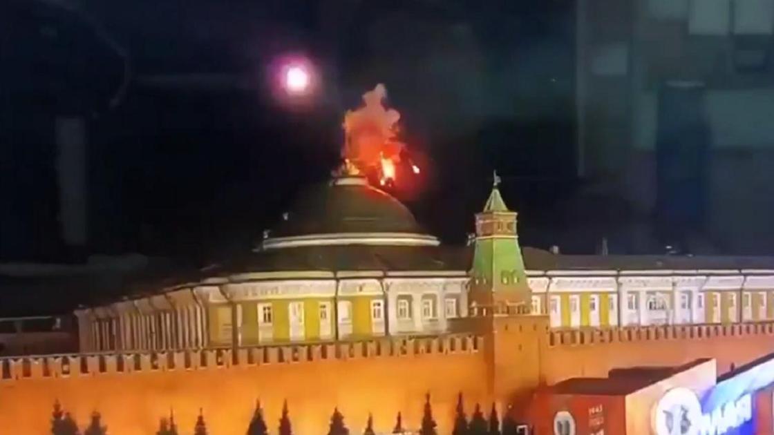Огонь на куполе здания в Кремле