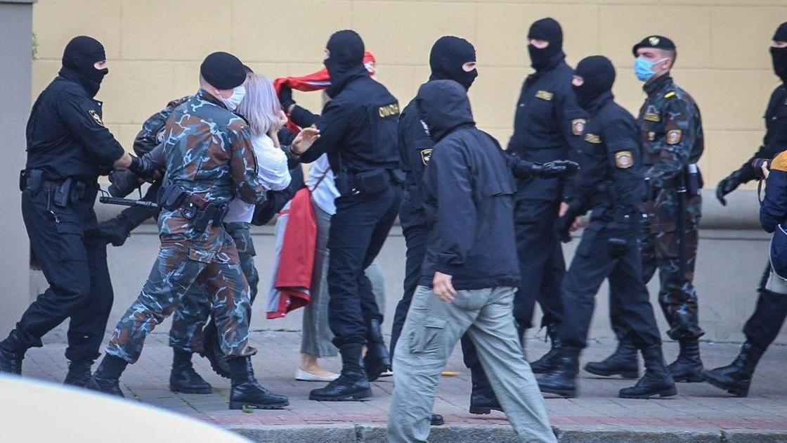 Силовики задерживают демонстрантов в Минске