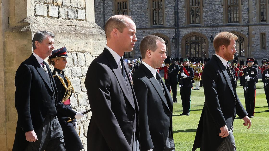 Принц Уильям, Питер Филипс и принц Гарри на похоронах герцога