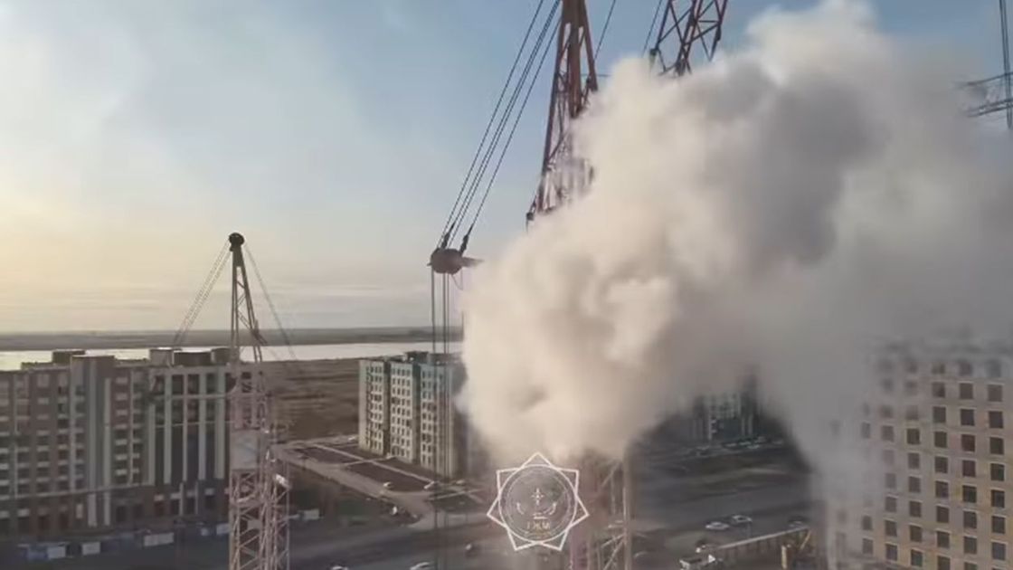 Өртке оранған мұнаралы кран