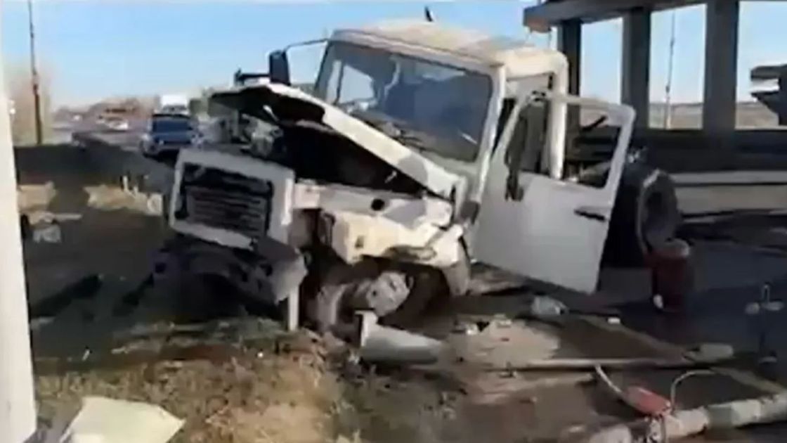Көпірден құлап кеткен жүк көлігі