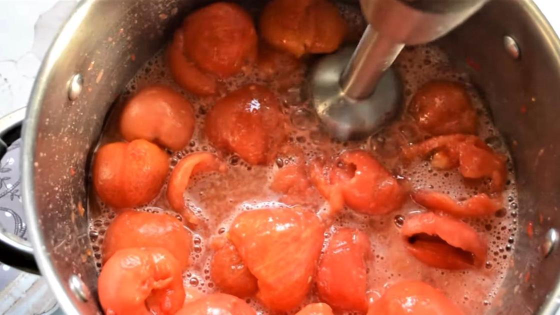 Измельчение томатов погружным блендером