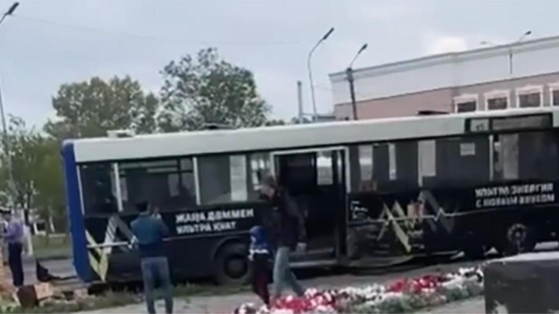 Автобус протаранил ограждение медучреждения в Караганде