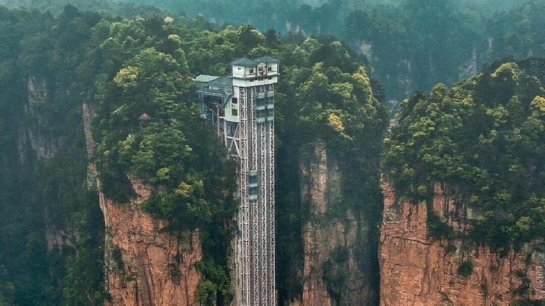 Панорама "Лифта Ста Драконов" в Китае