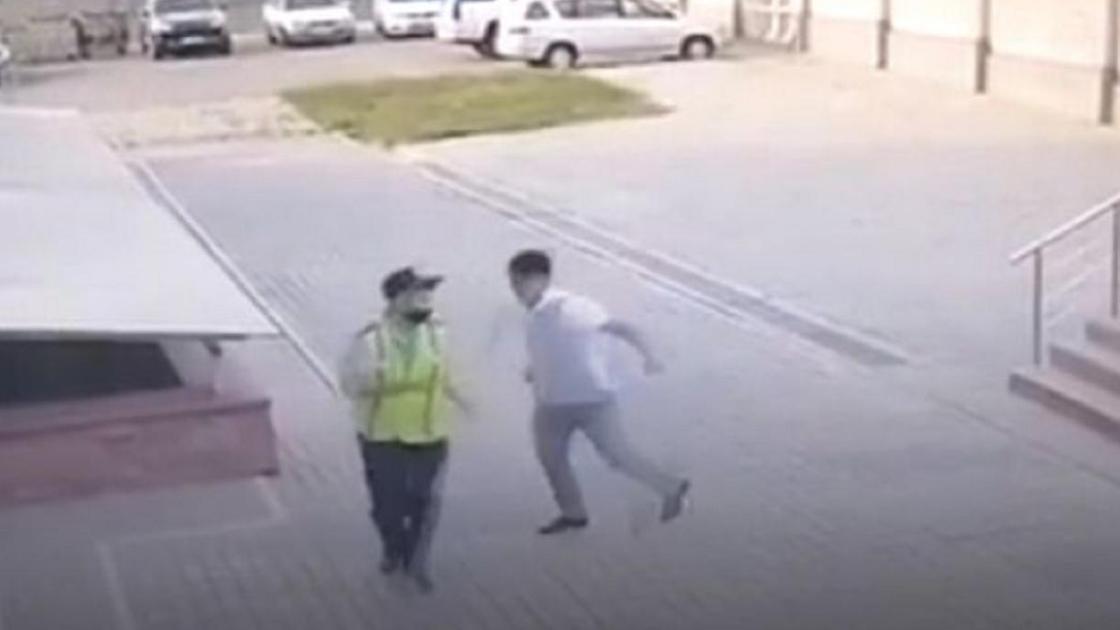 Мужчина наносит удар полицейскому