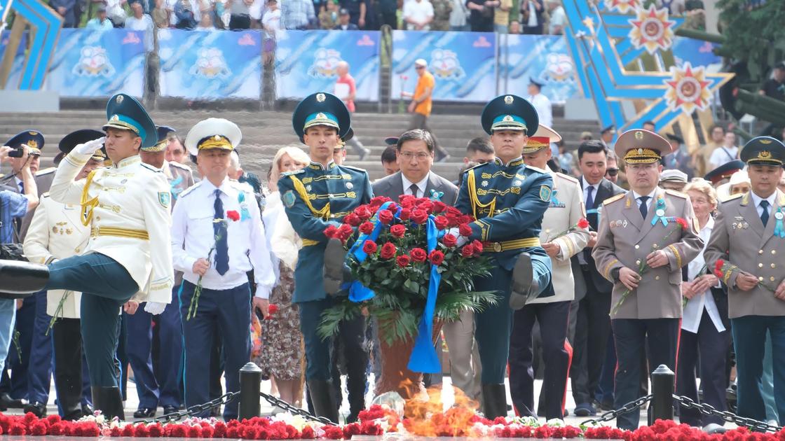 Возложение цветов в Алматы