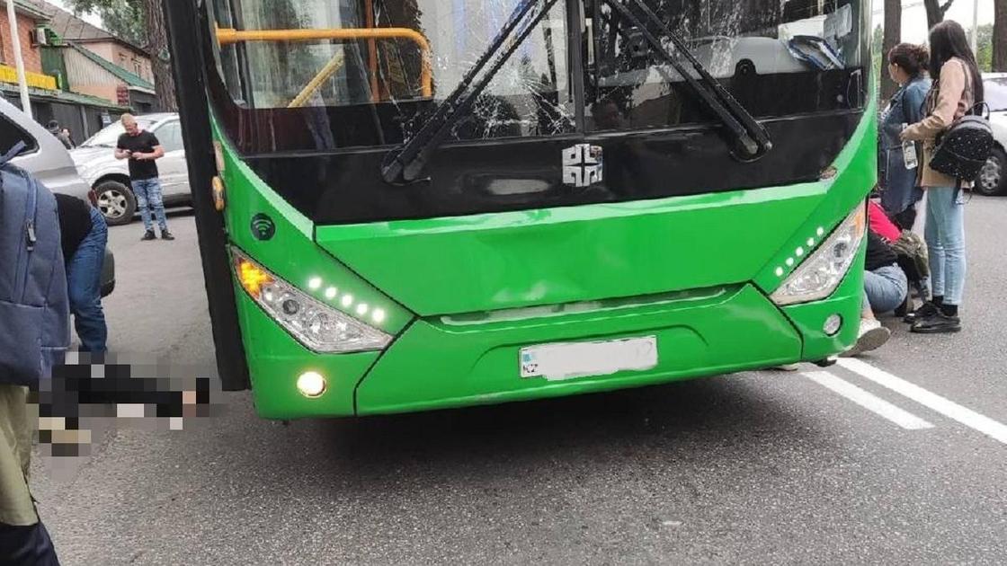 Автобус с разбитым лобовым стеклом