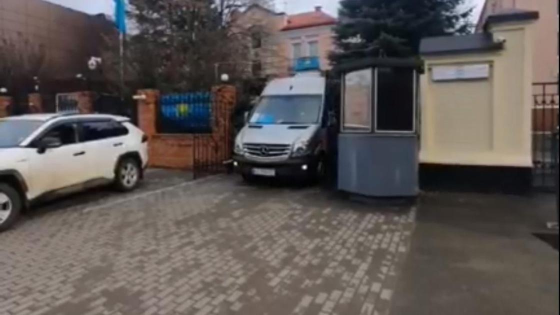 Автобус с казахстанцами выезжает с территории посольства Казахстана в Киеве