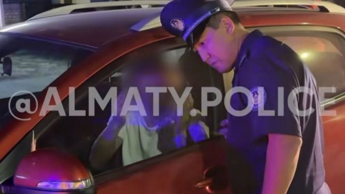 Полицейский с водителем авто