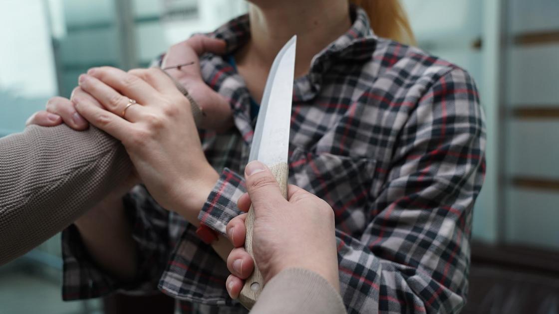 Мужчина с ножом в руке