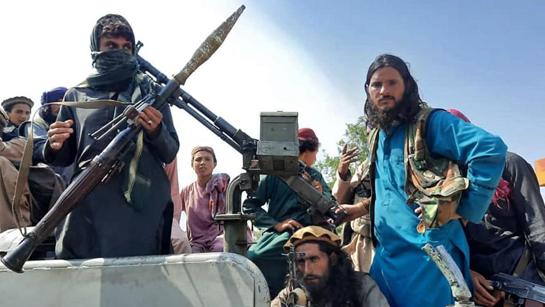 Боевики "Талибана" сидят на автомобиле