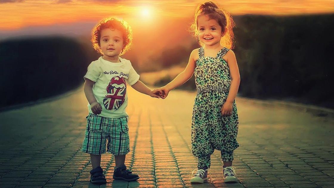 Мальчик и девочка держатся за руки