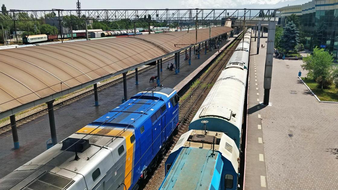 Поезда на станции Алматы-1 движутся по железной дороге