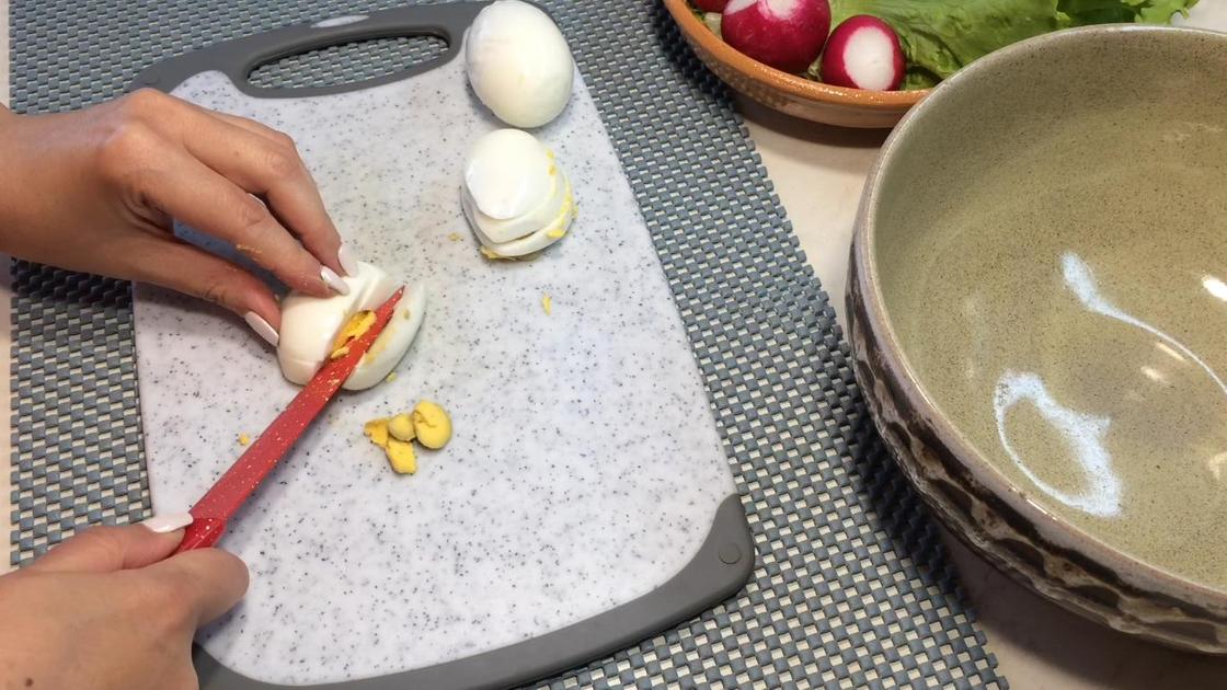 Процесс нарезки вареных яиц