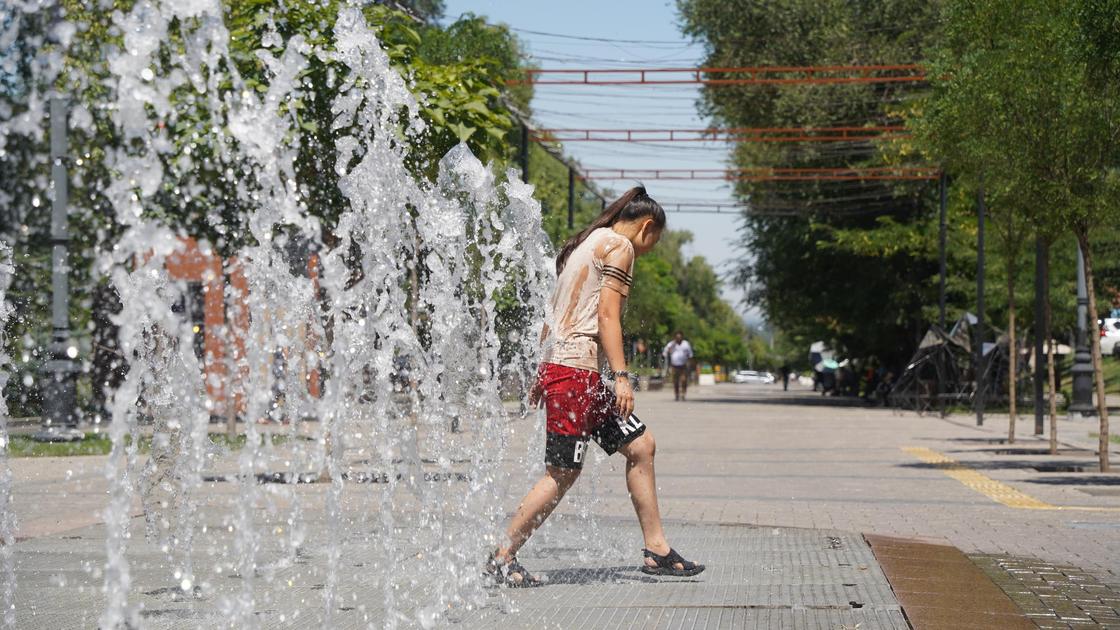 Девушка в фонтане