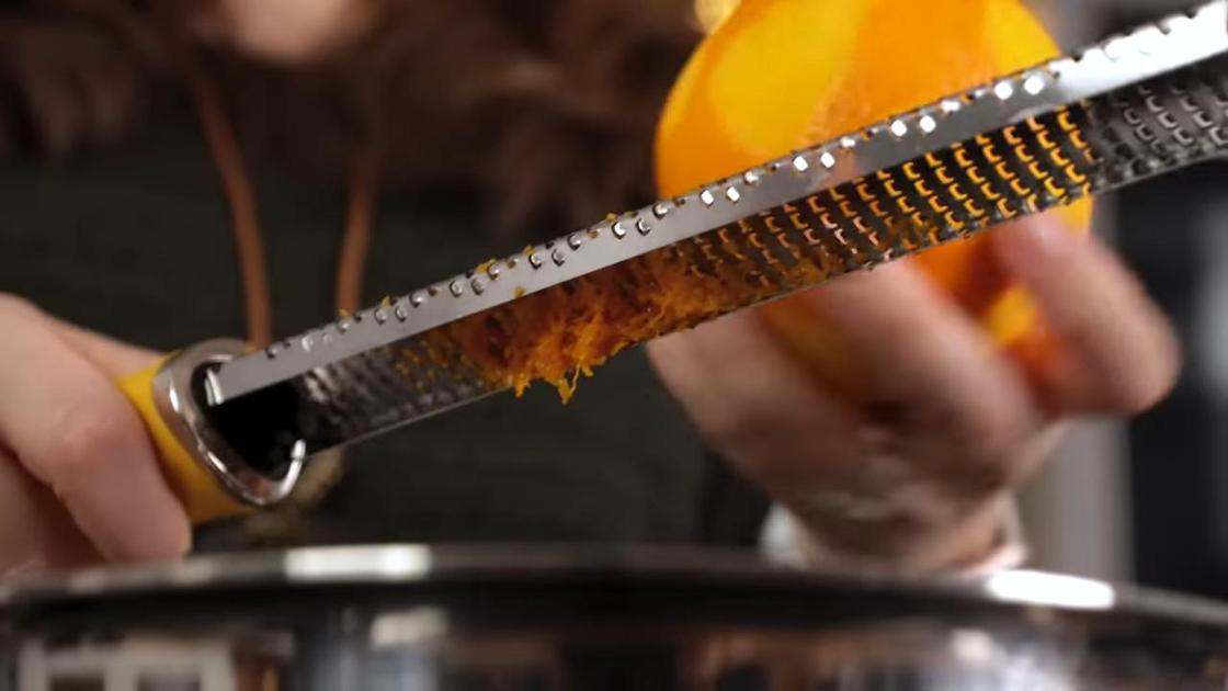 Апельсин трут на терке для получения цедры