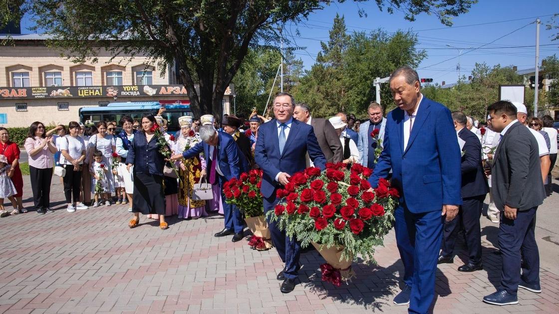Абай ескерткішіне гүл шоғын қою