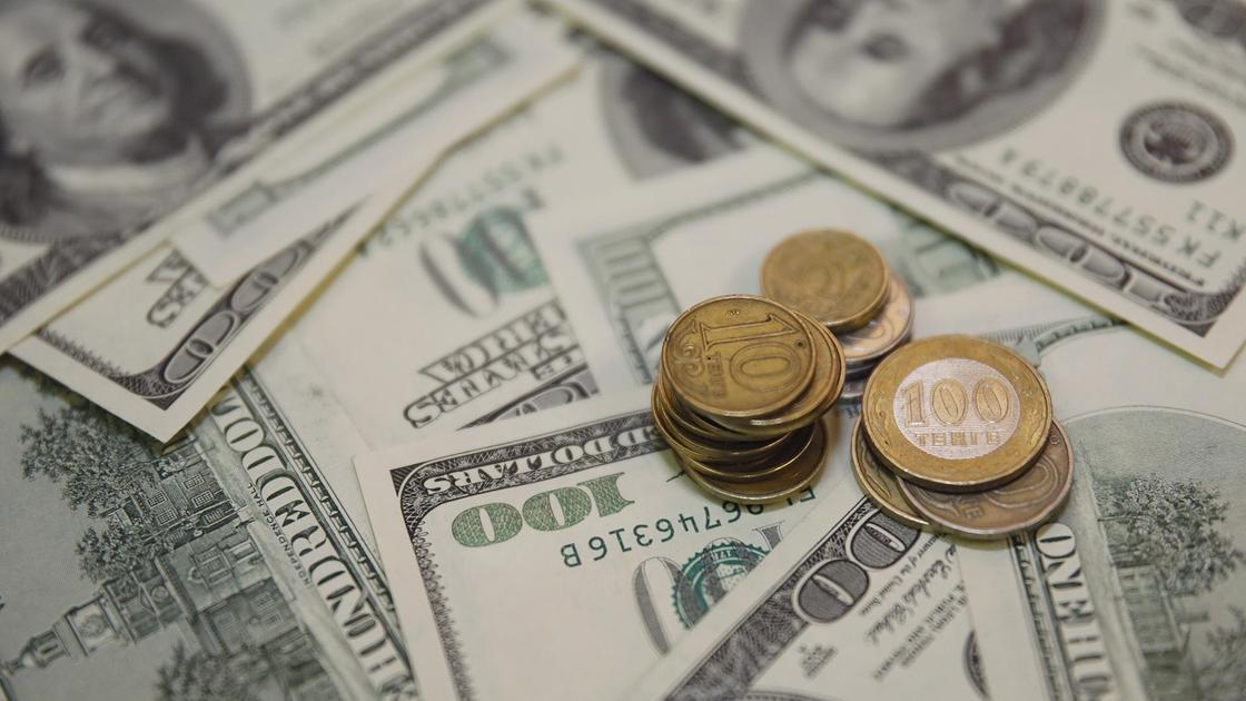 Тенге и доллары на столе