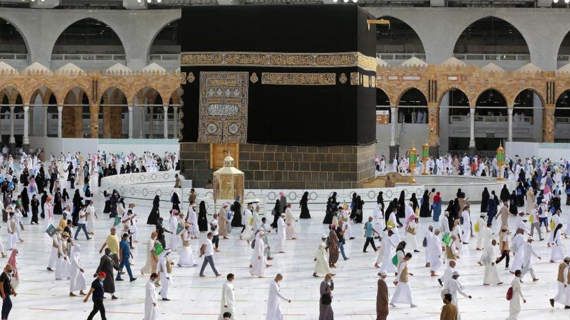 Мусульмане собираются в храме для проведения хаджа