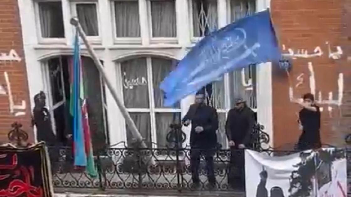 Радикалы на балконе посольства Азербайджана в Лондоне