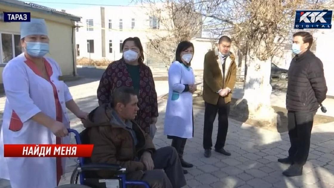 Люди во дворе медицинского центра, кадр из видео