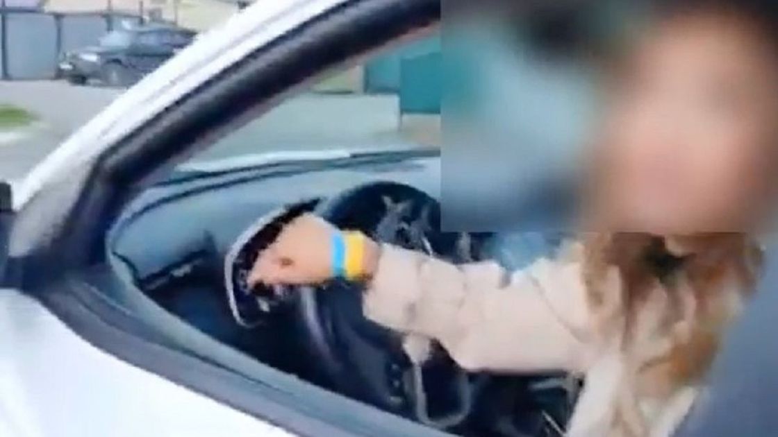 Девушка за рулем авто