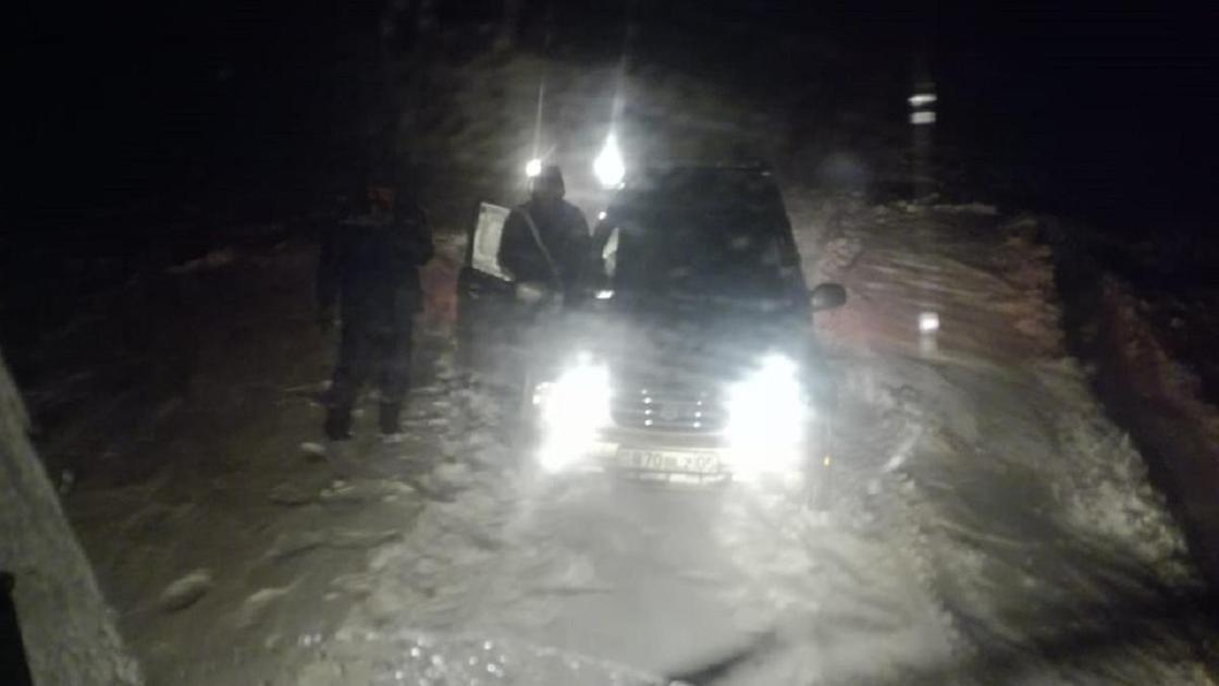 Автомобиль спасают из снежного заноса