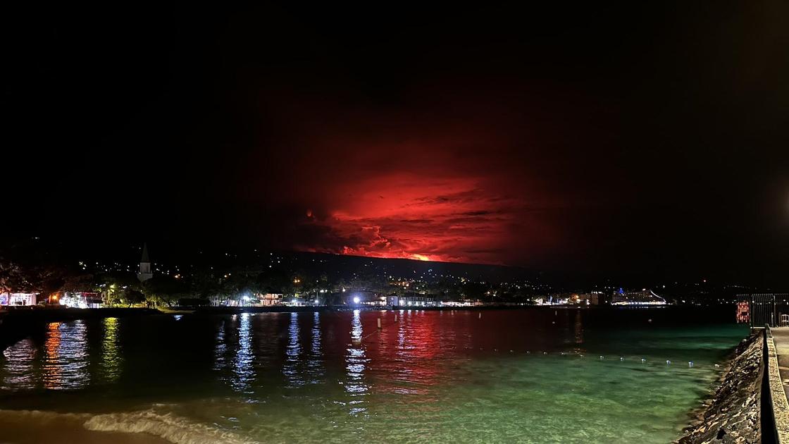Красное зарево извержения вулкана на горизонте