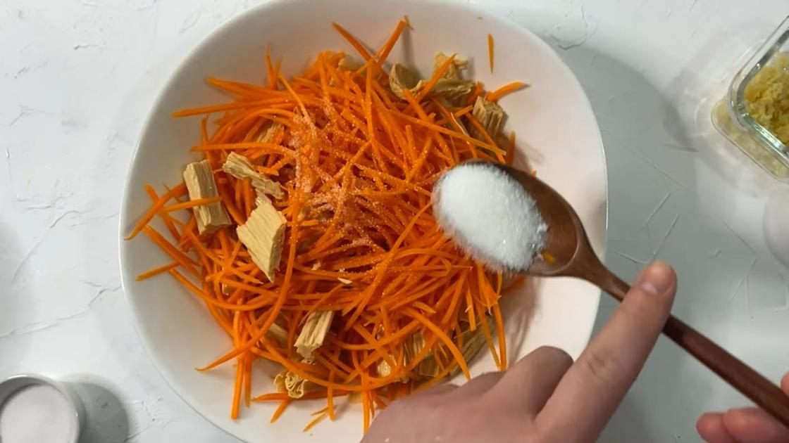 Добавление сахара в заготовку из соевой спаржи и моркови