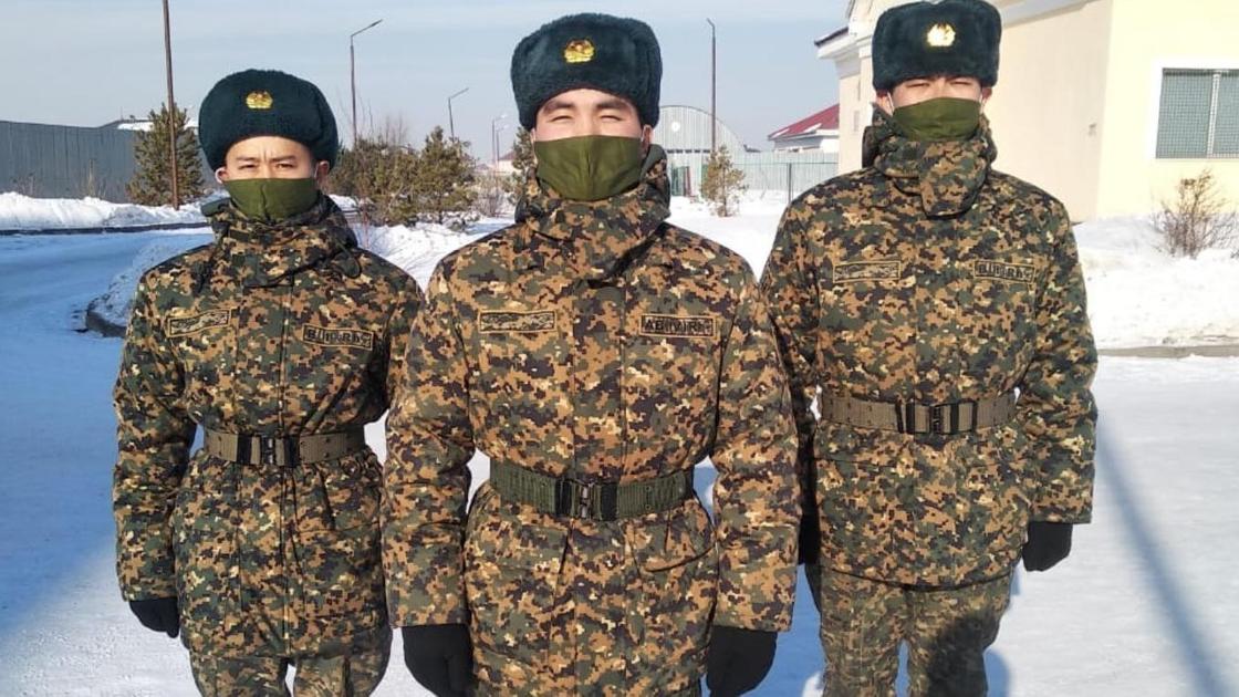 Трое военнослужащих стоят на улице