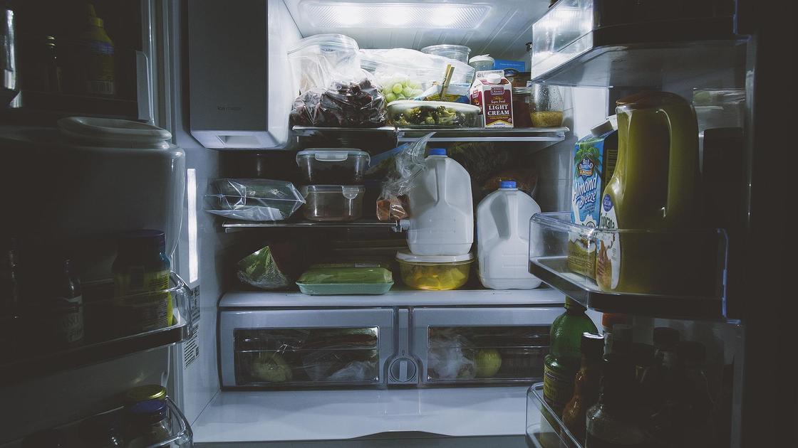 Холодильник с продуктами открыт