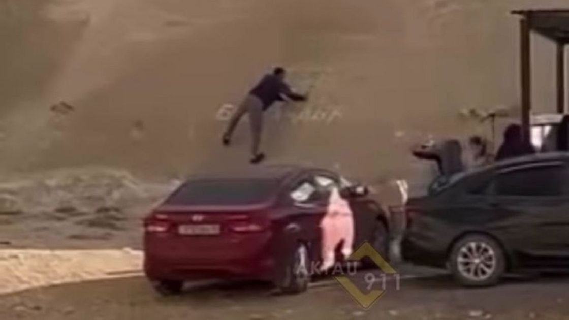 Мужчина пишет надпись на скале
