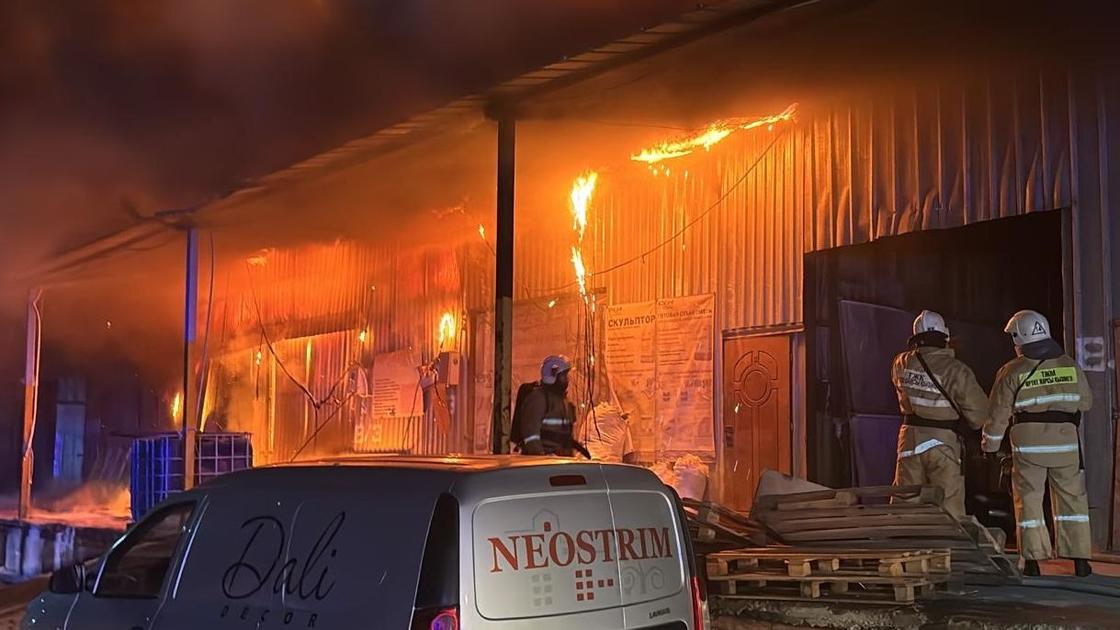 Пожарные у горящего склада
