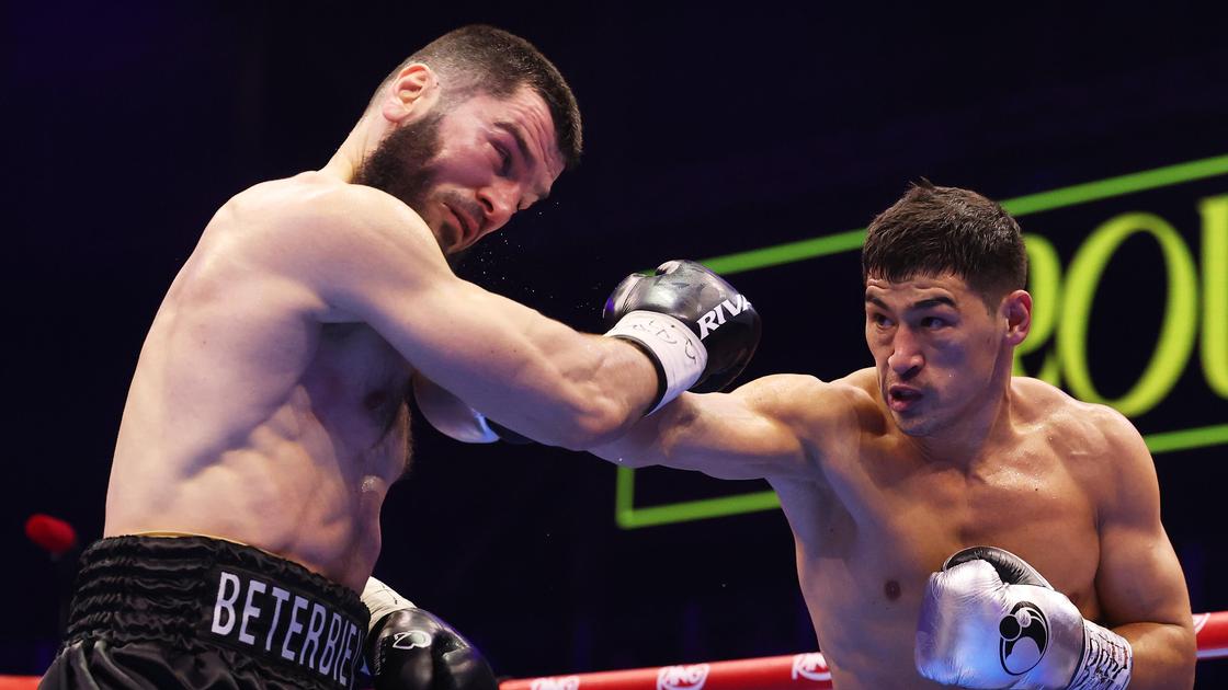 Боксеры Артур Бетербиев и Дмитрий Бивол (слева направо)