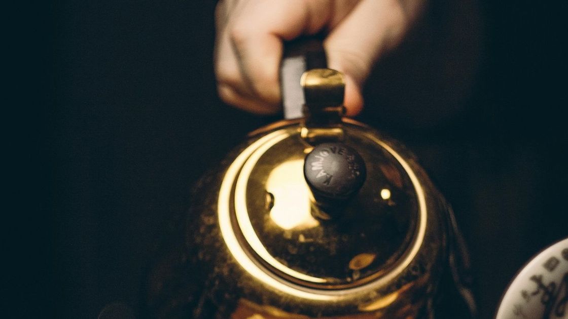 Чайник в руке