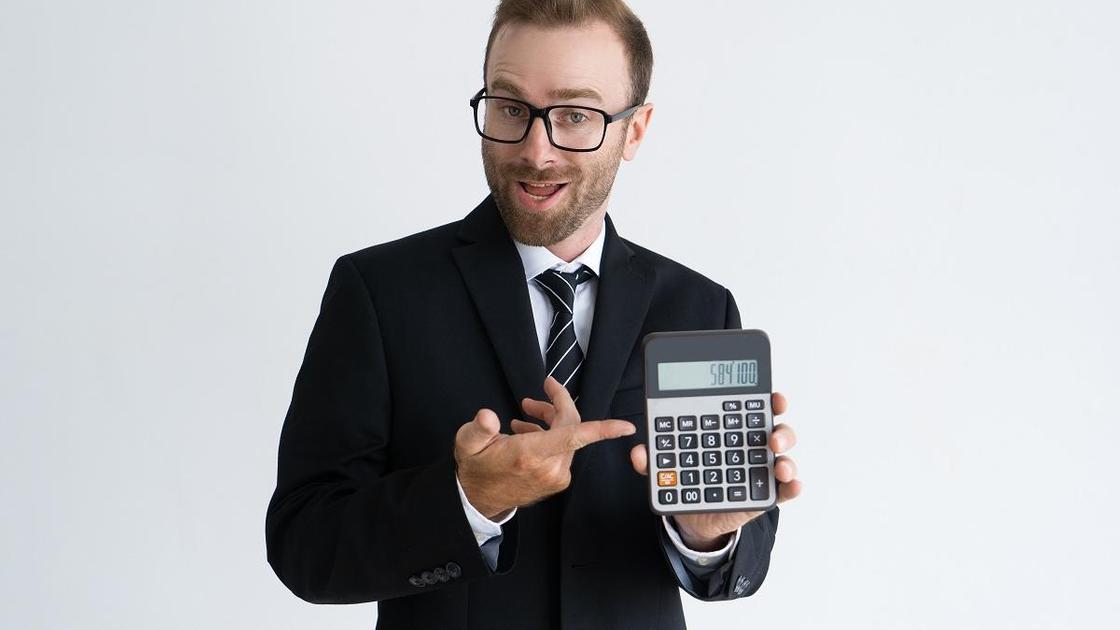 Мужчина держит калькулятор
